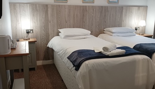 Habitación con 2 camas individuales, baño privado