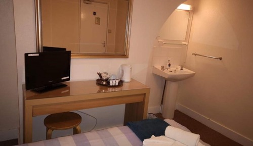 Habitación básica con 2 camas individuales, baño compartido, en edificio anexo