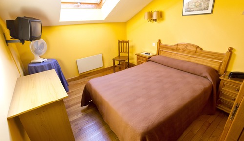 Habitación básica con 1 cama doble o 2 individuales