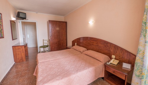 Habitación triple estándar (2 adults+1child)
