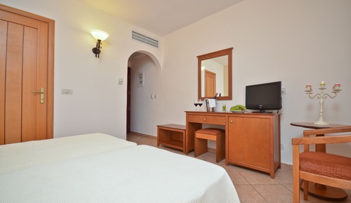 Habitación triple, vistas a la piscina, planta baja
