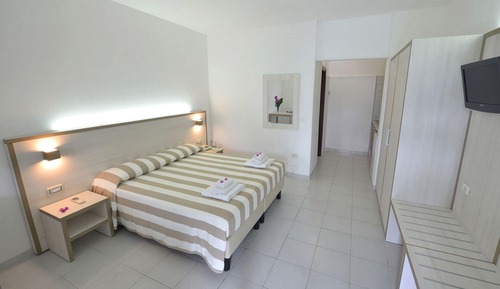 Habitación superior con 1 cama doble o 2 individuales, planta baja
