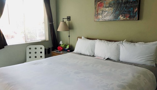 Habitación estándar, 1 cama de matrimonio grande (Patio Level, Pet Friendly, Room 4)
