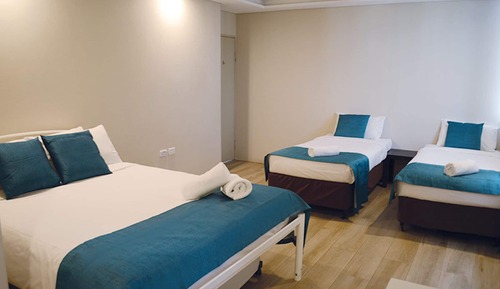 Habitación familiar doble (Deluxe 5 Pax 1 Queen, 3 Singles)