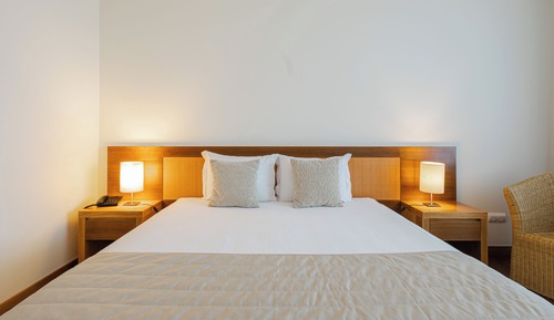 Habitación superior con 1 cama doble o 2 individuales, vistas a la ciudad