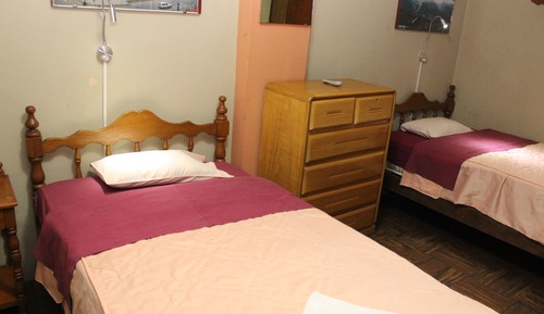 Habitación básica con 2 camas individuales, 2 camas individuales