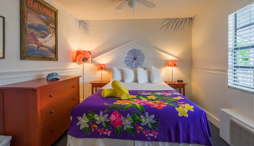 Queen Bed Courtyard 2nd floor