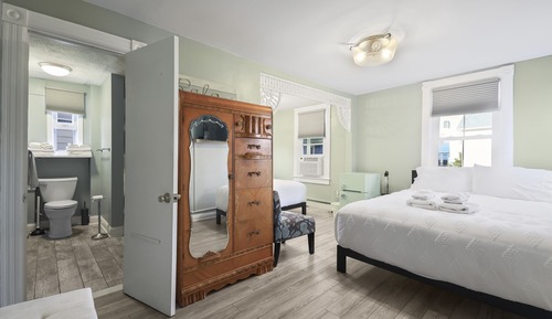 Habitación cuádruple estándar, baño privado (Beach Garden Room)