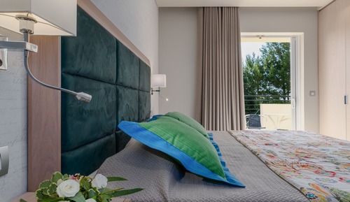 Habitación superior con 1 cama doble o 2 individuales, vistas al jardín
