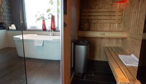Wellness Suite (Sauna & Steamshower)