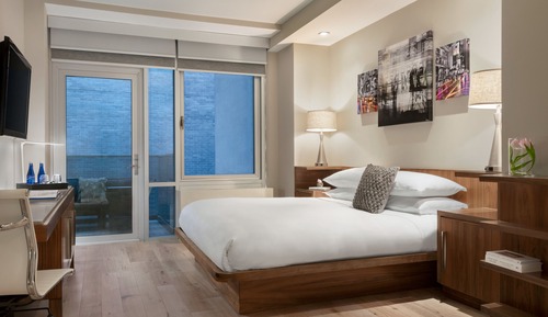 Habitación Deluxe, 1 cama de matrimonio grande, balcón, vistas parciales (MIDTOWN BALCONY KING)