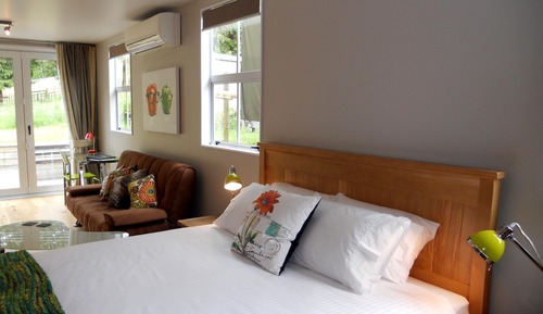Estudio Deluxe, 1 cama de matrimonio grande, cocina básica, en la zona del patio