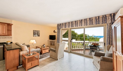 Apartamento clásico, 3 habitaciones, terraza, vistas parciales al mar