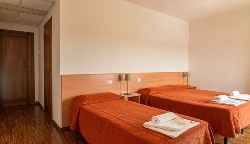 Habitación Confort doble, 2 camas individuales, baño privado, vistas al jardín