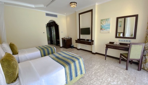 Habitación con 2 camas individuales (Pool Facing)