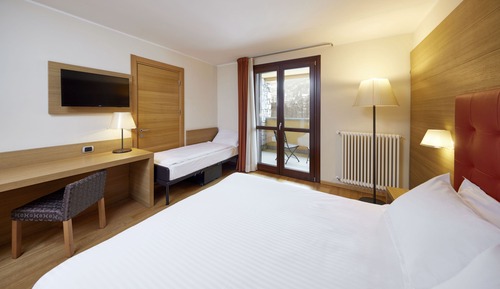 Habitación triple estándar, balcón