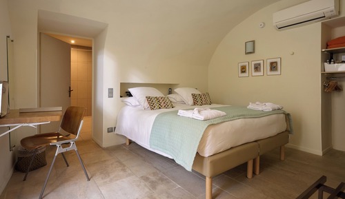 Habitación Confort con 1 cama doble o 2 individuales, 1 cama de matrimonio, planta baja