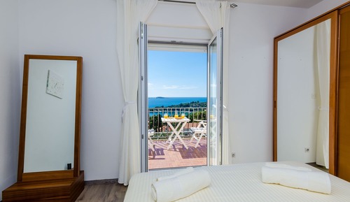 Apartamento (One Bedroom Apartment with Balcony)