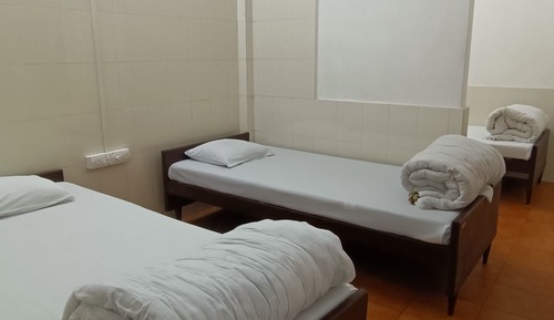 Dormitorio compartido básico, 5 habitaciones