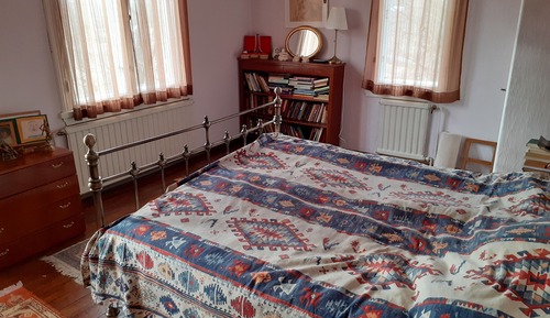 Habitación romántica con 2 camas individuales, baño compartido