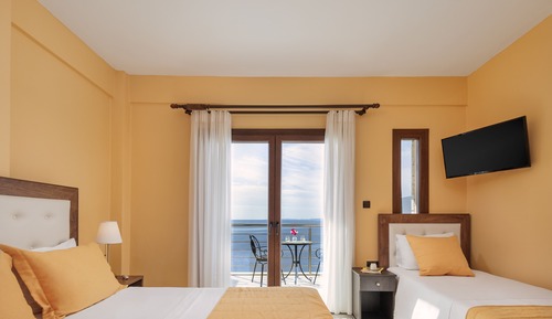 Deluxe Room with Balcony and Sea View
