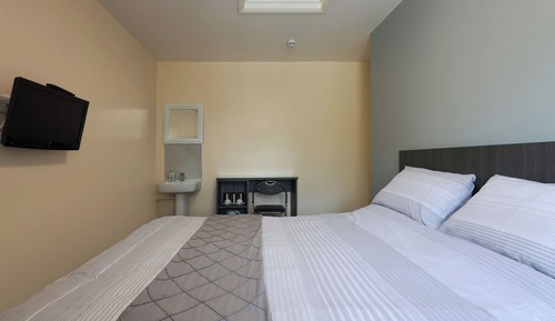 Habitación estándar doble, 1 cama doble, baño compartido