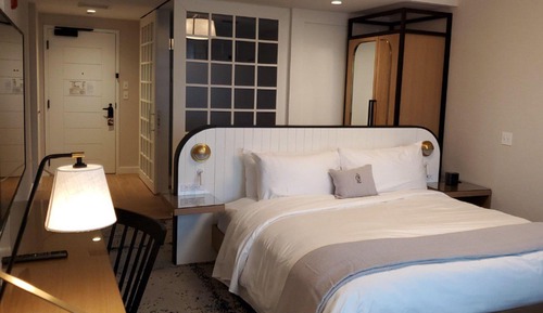 Ático, 1 cama de matrimonio grande, vistas a la ciudad, en esquina