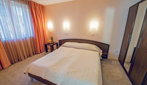 Habitación con 1 cama doble o 2 individuales, balcón
