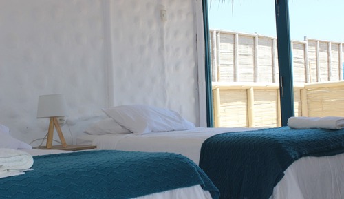 Habitación básica con 2 camas individuales