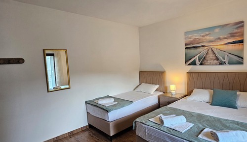 Habitación triple Confort, vistas al jardín