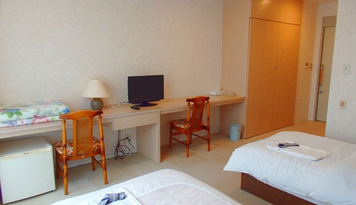 Habitación con 2 camas individuales, baño privado