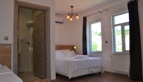 Habitación triple, balcón, vistas al jardín