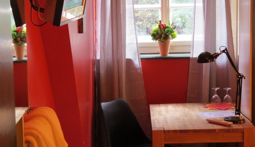 Habitación básica con 2 camas individuales, baño compartido