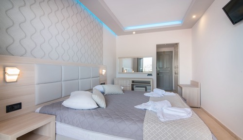 Habitación superior con 1 cama doble o 2 individuales, balcón