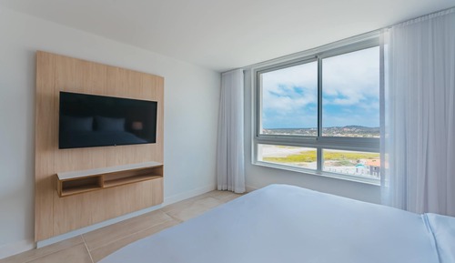 Suite, no fumadores (1 King & 2 Single Beds, Island View)