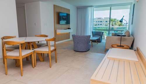 Suite, no fumadores, vistas a la piscina (1 King Bed,  2 Single Beds)