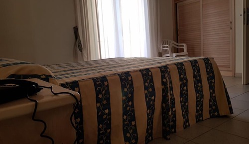 Habitación con 1 cama doble o 2 individuales, vistas a la piscina