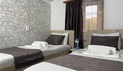 Habitación básica con 2 camas individuales