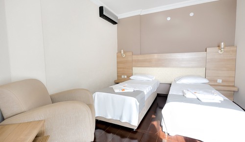 Habitación estándar con 1 cama doble o 2 individuales, 2 camas individuales, no fumadores