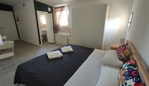 Habitación estándar con 1 cama doble o 2 individuales, baño privado, vistas a la piscina