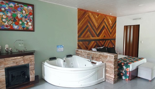 Suite Deluxe, bañera de hidromasaje, vistas a la colina