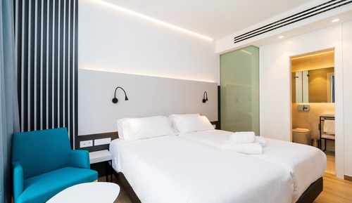 Habitación superior con 1 cama doble o 2 individuales, balcón