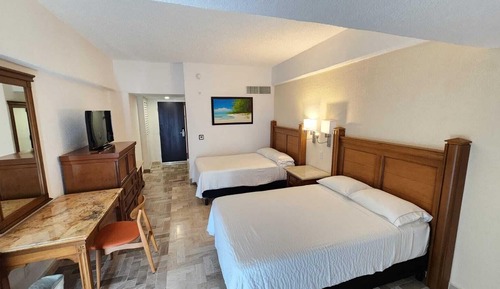 Habitación estándar doble, 2 camas dobles, vistas parciales al mar