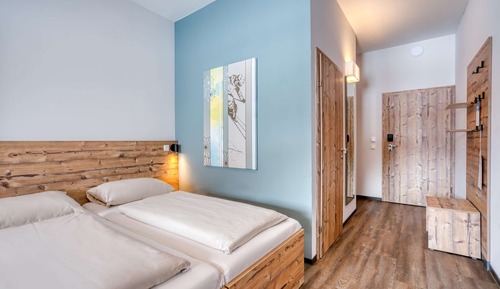 Habitación estándar con 1 cama doble o 2 individuales, balcón, junto a la montaña