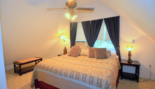 Casa, varias camas (Trails End River Retreat - Riverside)