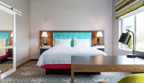 Habitación, 1 cama de matrimonio grande con sofá cama, frigorífico y microondas (Hearing)