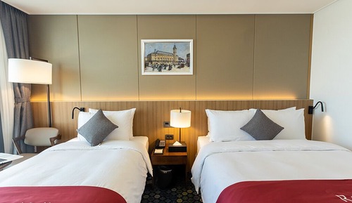 Premier Twin Ocean (2 Yeosu Bambada Beers / Gat Kimchi 1KG / Pool Access for 1) + Ziptrek for 1