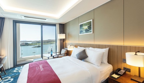 Premier Double Ocean (2 Yeosu Bambada Beers / Gat Kimchi 1KG / Pool Access for 1) + Ziptrek for 1