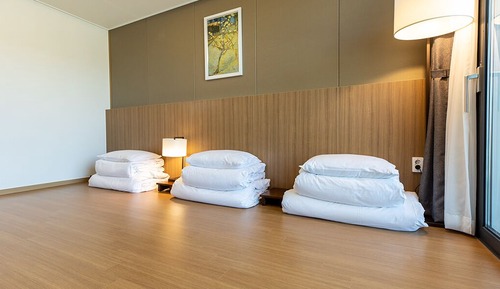 Deluxe Ondol Partial Ocean (2 Yeosu Bambada Beers/Gat Kimchi 1KG/Pool Access for 1) + Ziptrek for 1