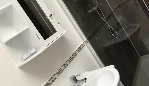 Habitación superior con 1 cama doble o 2 individuales, baño privado